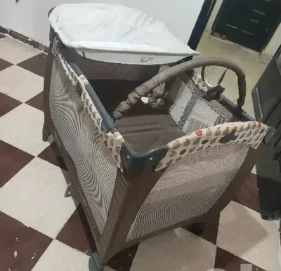 سرير أطفال جريكو Graco أصلي مع طاولة تغيير