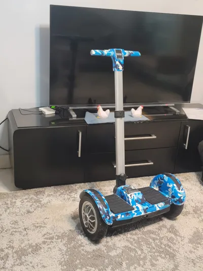 Hoverboard باللون الازرق الجميل والاسود وبالريموت بتاعه 