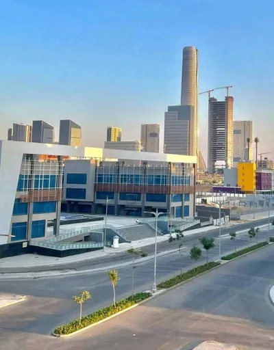 محل للبيع امام البرج_الايقوني، في قلب الداون تاون 