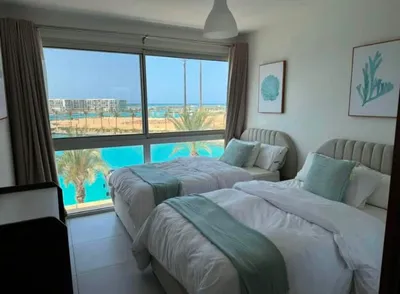 للبيع في La vista Ras El Hekma دور اول Ready to move باقساط متساوية