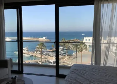 شاليه بحري للبيع متشطب بالكامل علي المارينا في الساحل الشمالي