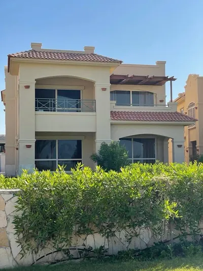 للبيع في La vista Bay East استلام قريب دور اول متشطب بالكامل Sea view
