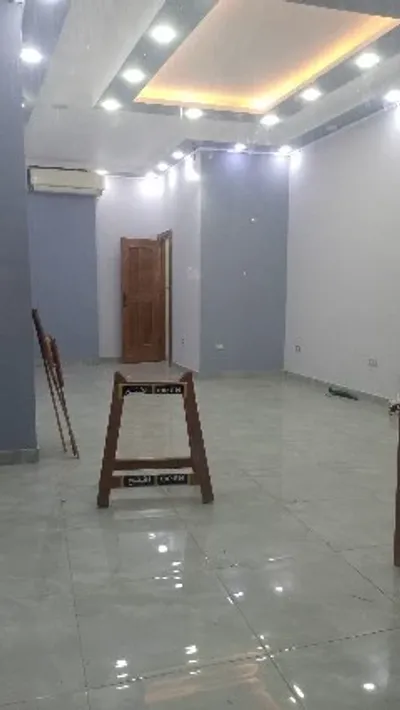 محل للبيع في لوران 