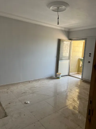 شقه للبيع مقابل الجامعة العمالية رخصة برج على الرئيسي 