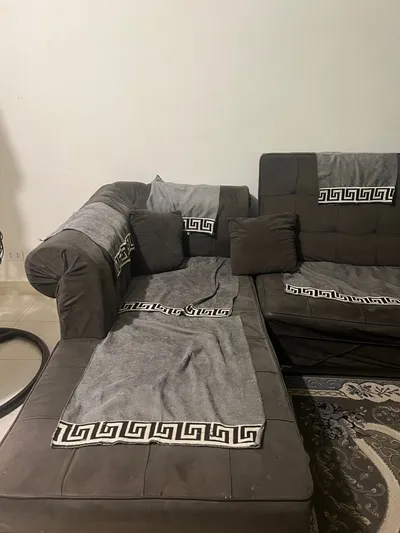 ركنة بها كنبة وسجاد وطرابيزات