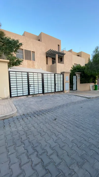 متاح للايجار فيلا بأفخم كمبوند في الشيخ زايد 