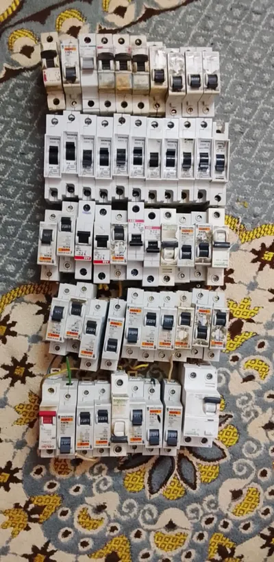  مفاتيح لوحه كهرباء مستعملين 