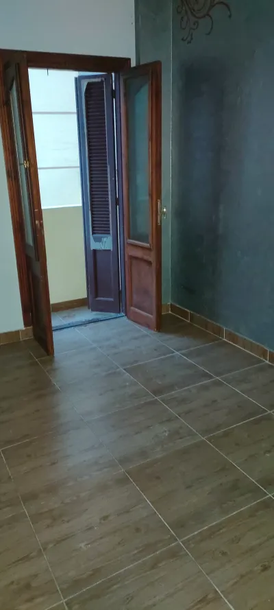 شقه في وسط البلد مساحه ممتازه دور اول علوي بيت جديد سلم رخام