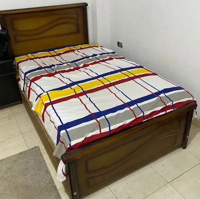 سرير للبيع مع جميع ملحقاته