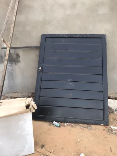 باب حديد كبير لون اسود متركبش لم يستخدم جديد 