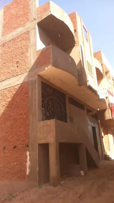 منزل ومصنع للبيع 