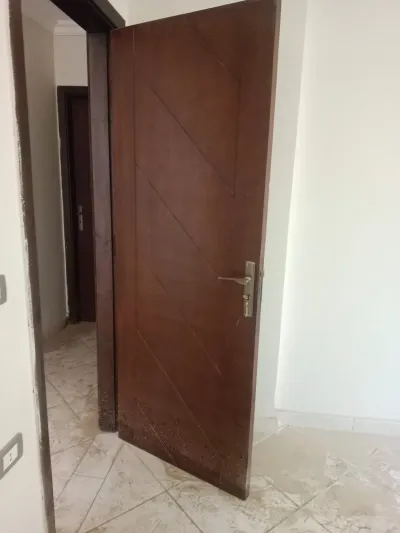 باب خشب بالحلق