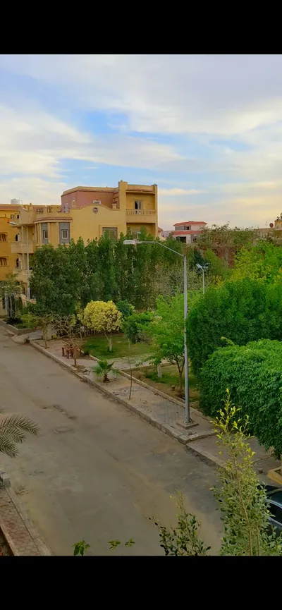 ١٤٠ متر نصف تشطيب بحي فلل مدينة الشروق واجهة على الشارع