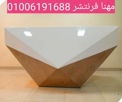 كوانتر إستقبال تصميم هرمى خشب زان طبيعى أبيض ميتاليك