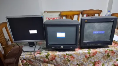 ٣ شاشات كمبيوتر للبيع
