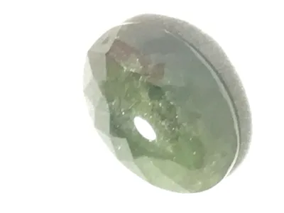فص من الزبرجد المصري وزنه ٦٠ قيراط