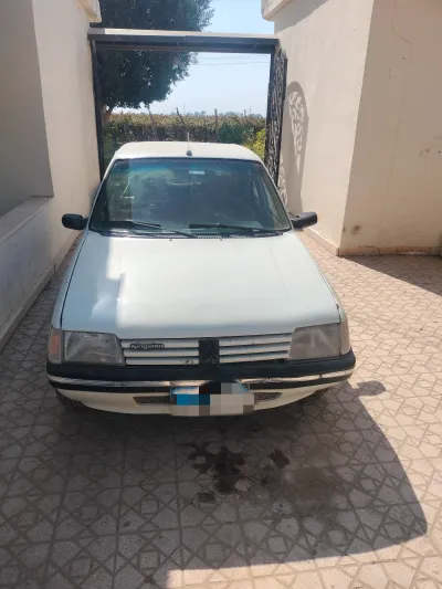 بيجو 205 1990