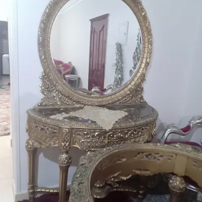 طاوله ومدخل انتيك وكرسيين ديكور