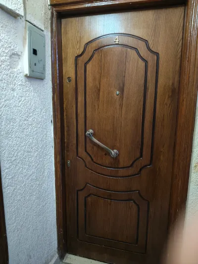 بابين شقة زان بحالة ممتازة