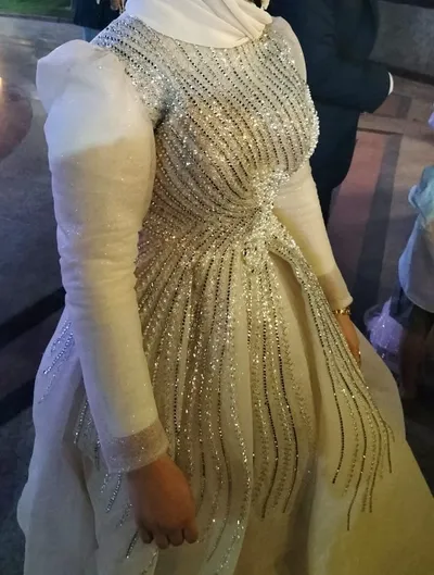 فستان سواريه ينفع خطوبه لونه بيج فاتح