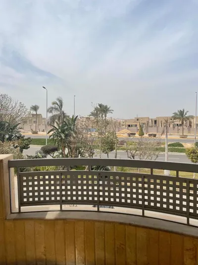 شقه الايجار تشطيب سوبر في جنوب الاكاديميه علي شارع العروبه 