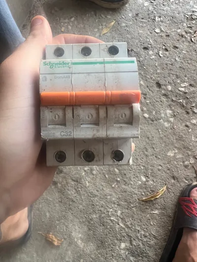 مفاتيح اشنايدر وسلك للبيع اكتوبر 