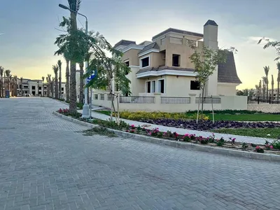 فيلا بسعر شقة للبيع سور في سور مع مدينتي في كبموند سراي 