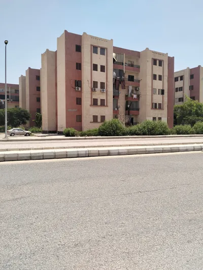 شقة للبيع العاشر من رمضان مجاوره 70 90 متر ع الطريق مباشر