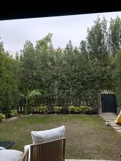 للبيع ارضي بجاردن في palm hills new cairo متشطبة بالكامل