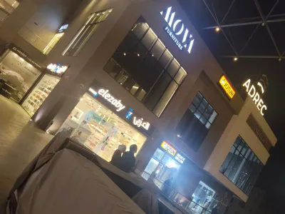 تجاري للايجار في قلب الزحمه 127 متر مول the market