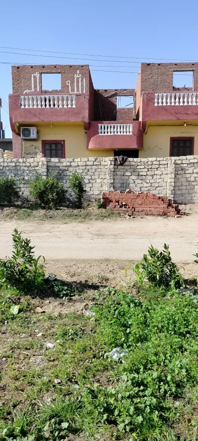 منزل بدورين ومعاه بيت ورا حوائط 