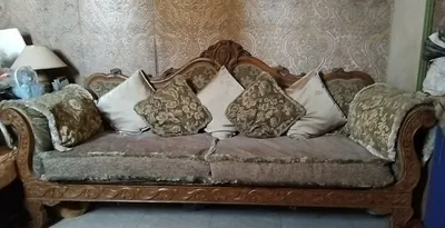 كنبة أنيقة ومريحة للبيع، مثالية لغرفة المعيشة