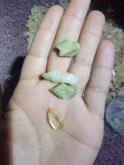 احجار الكوارتز .السترين