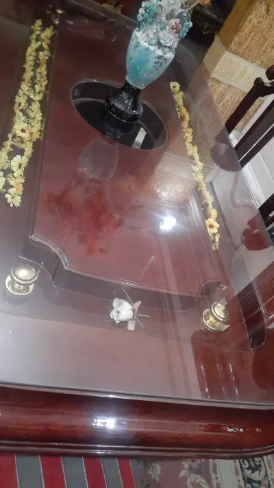 (سفرة) مكونه من بوفيه وترابيزه سفره ب٨ كراسي ونيش درفتين