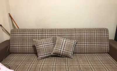 كنبة بتفتح سرير وفيها سحارة